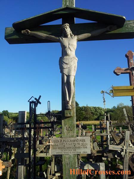 Kryžius iš Lietuvos piligrimų. Tai didelis kryžius su Jėzaus atvaizdu. 